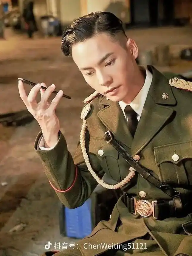 气质男神 #军装照 #英姿飒爽 #帅气十足 #百看不厌 - 抖音