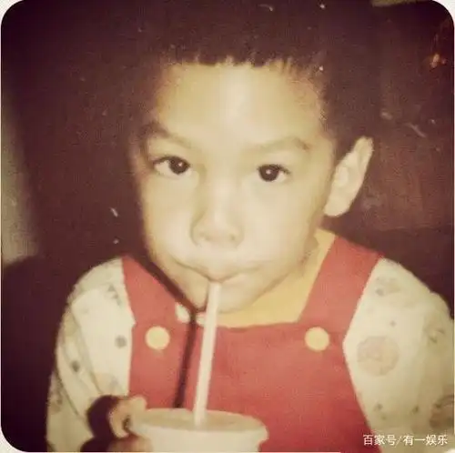 不要阻止我喝饮料,看我男神从小就拿来摆pose了