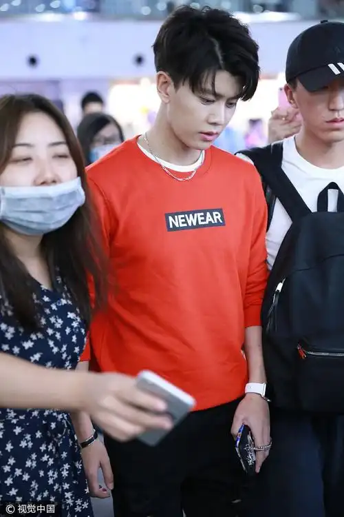 任嘉伦现身机场与工作人员交流.t 图片来源:mk/视觉中国