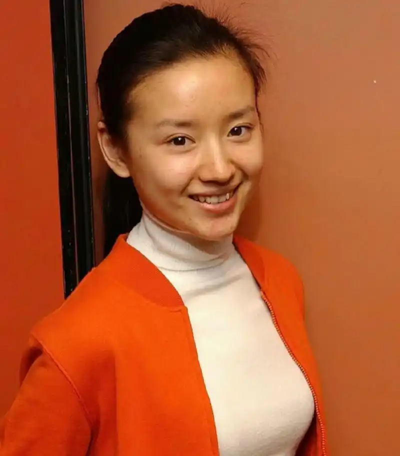 20岁的董洁,素颜的她皮肤不白有痘痘,牙齿也不整齐,但面容清秀,笑容