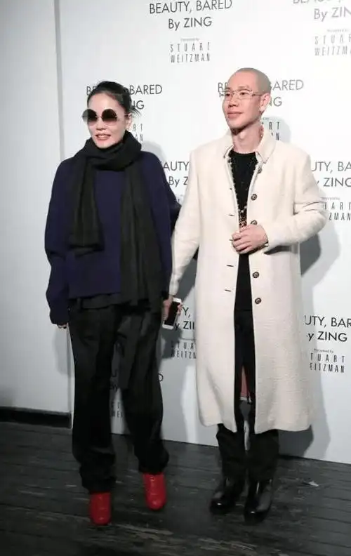 王菲174cm高的身材随便一穿就是大牌范毛衣配长裤就美成这样