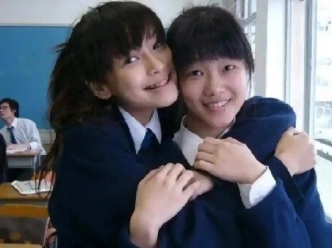 杨颖初中就很漂亮啊!根本没整容,金靖的老师说baby从小就乖,就漂亮.