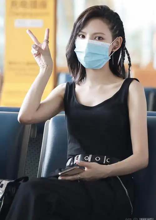 张予曦梳脏辫穿小背心 身材纤瘦