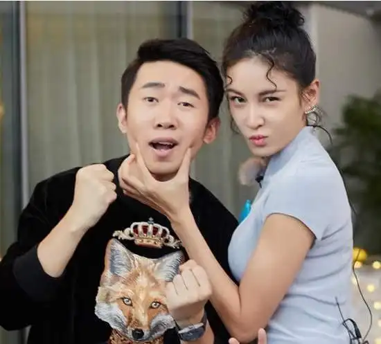 杨迪宣布和相恋16年女友分手的消息,引起网友热议,曾经还在节目上立