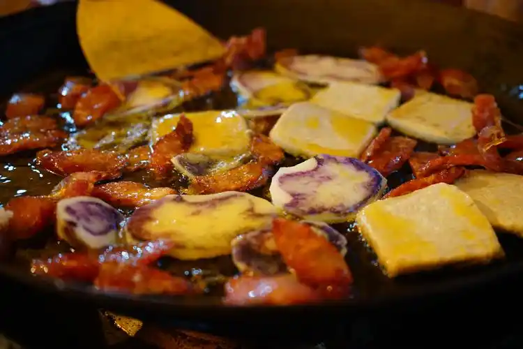 所谓"烙锅",跟我们这里的自助烤肉有些类似.