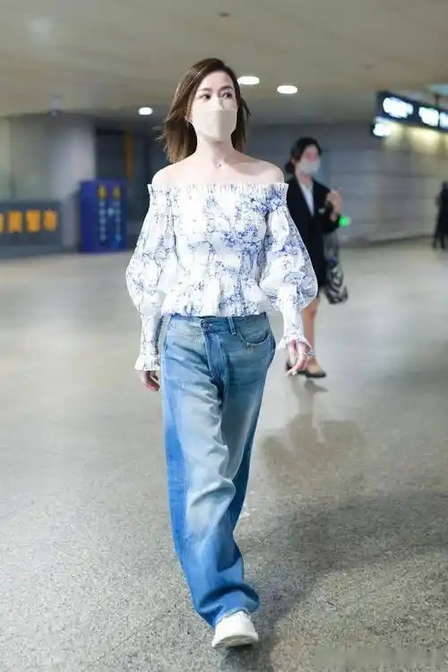 街拍:余诗曼穿露肩上衣,眼神灵动可爱_印花_机场_上海