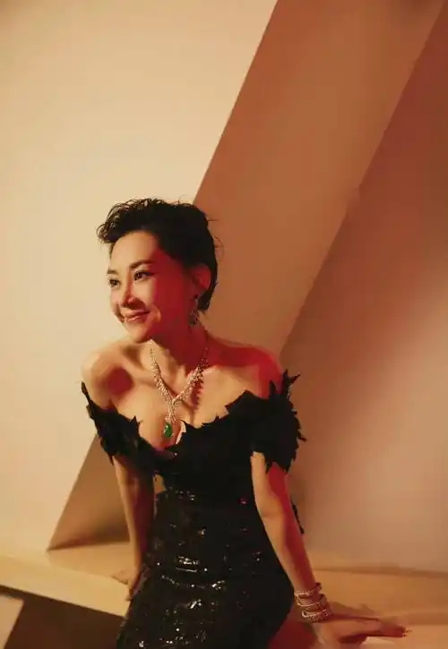 52岁许晴出席活动太惊艳,抹身材紧身裙秀火辣身姿,妩媚时尚好撩人