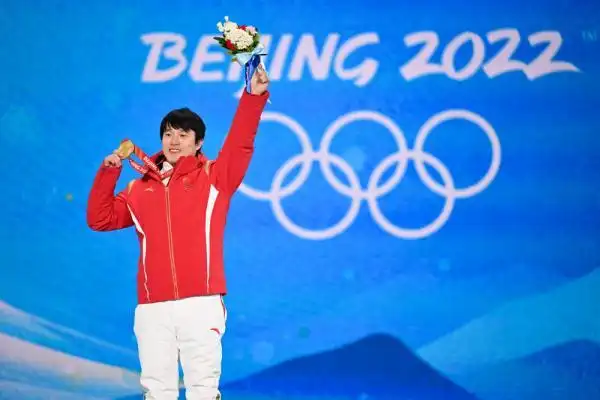 北京2022冬奥会落下帷幕东方旗龙旗杆闪耀赛场