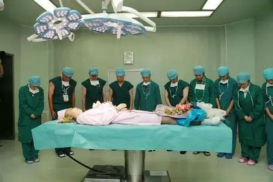 正是因为有了这些无私的捐献者我们的器官移植事业才得以在阳光下进行