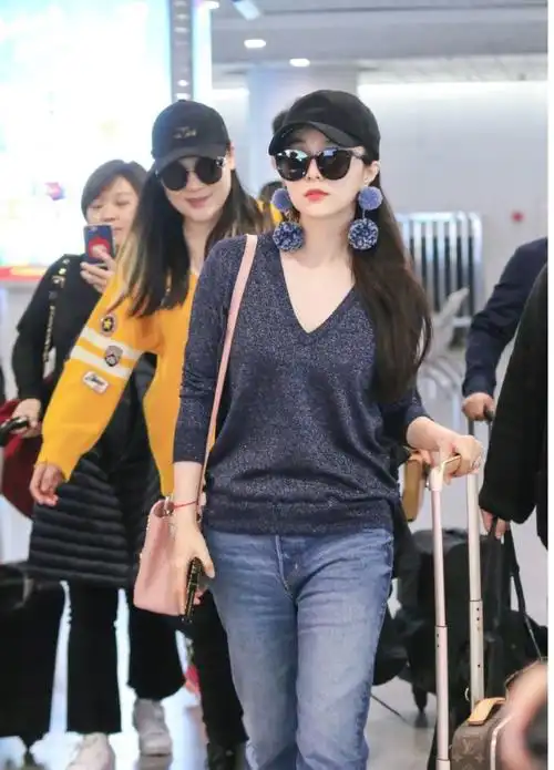 范冰冰机场造型难得接地气针织运动套装配毛线帽终于有亲切感