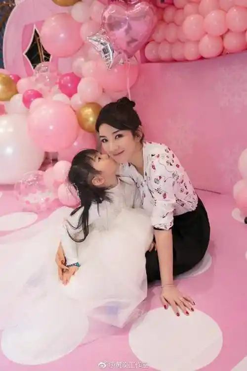 黄奕为女儿庆生 母女俩嘟嘴玩亲亲幸福满满