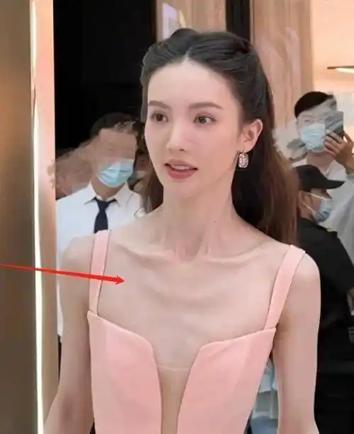 "纸片人"金晨,身高170,体重87,八块腹肌男明星都自愧不如_自律_锻炼