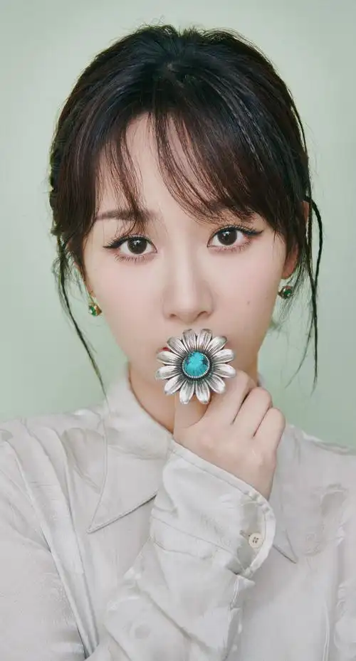 杨紫新片宣传美图,一身淑女风穿搭清新靓丽