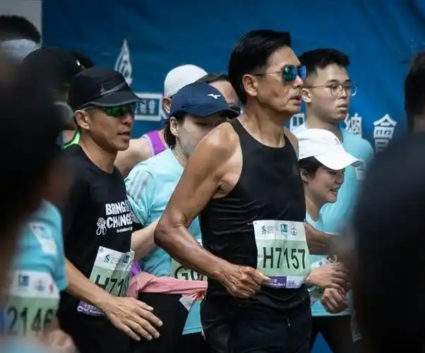 68岁周润发近照看着心酸手臂皮包骨全是疙瘩