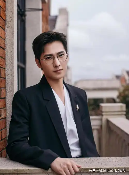 张翰戴眼镜再现"占南弦"扮相,"霸道总裁"一脸禁欲狂吸粉(张翰的的眼睛