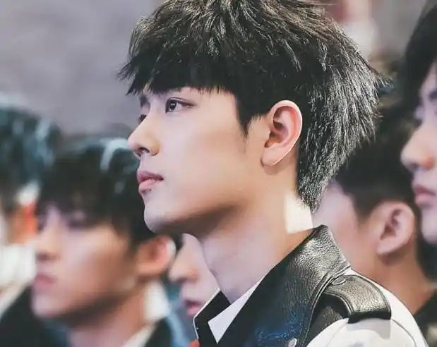 宋小宝年轻时长得像肖战?本以为是网友胡说,当看到照片时我"愣了"