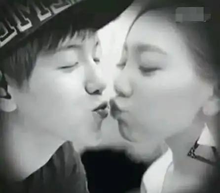 【图】边伯贤和金泰妍kiss激情照片流出 两人车内激吻无法自控