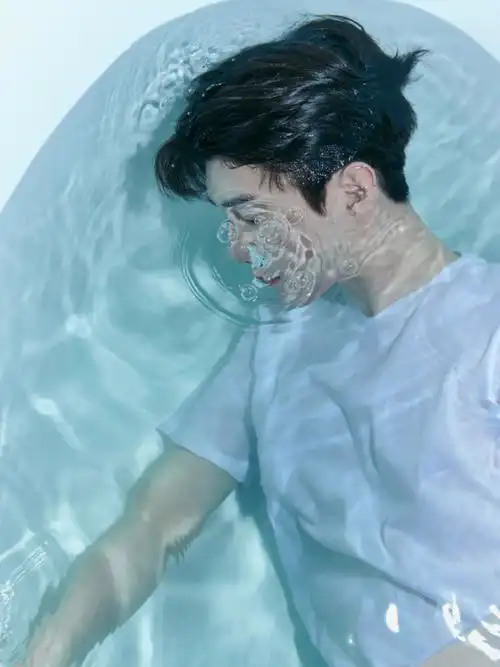 范丞丞浴缸大片魅力难挡