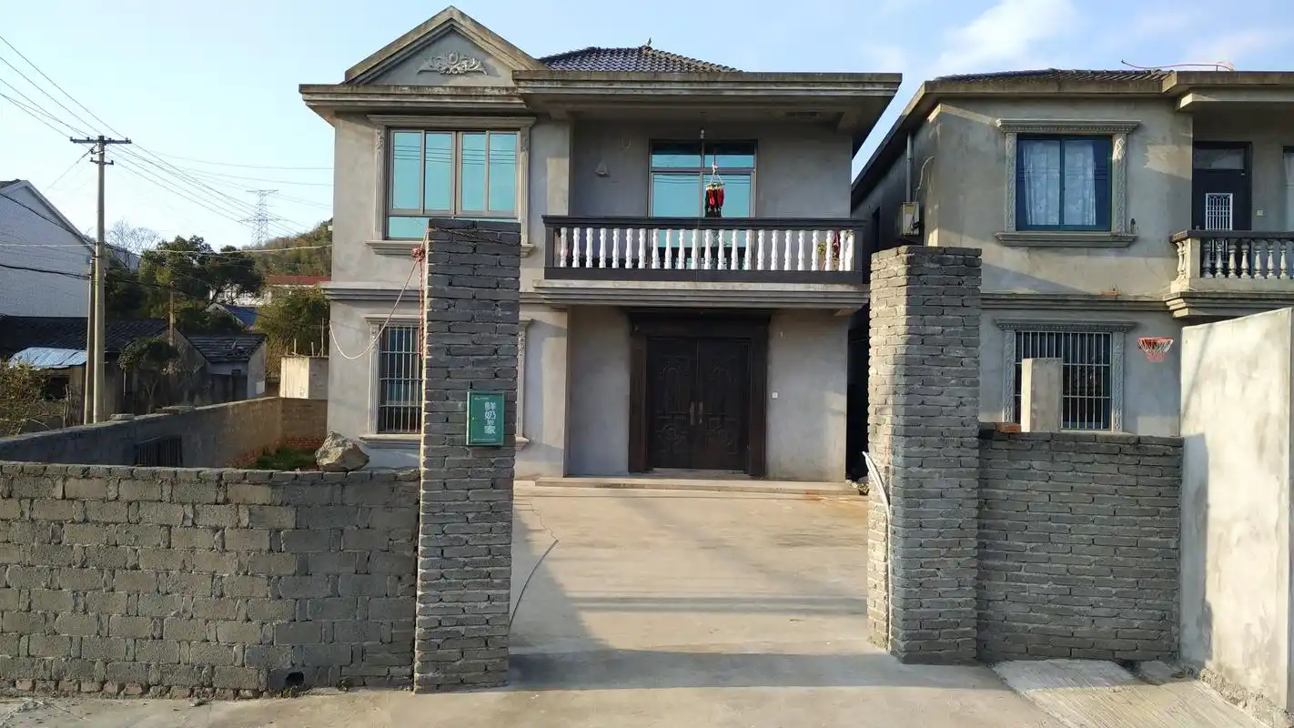 小伙爆改父母的老房子,房子改造完工后,村里的邻居天天来串门