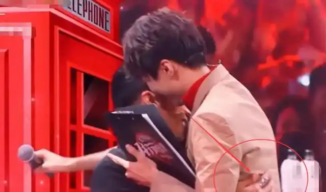 谢霆锋套路王俊凯演示壁咚手部动作抢镜确定不会惹恼女粉丝吗