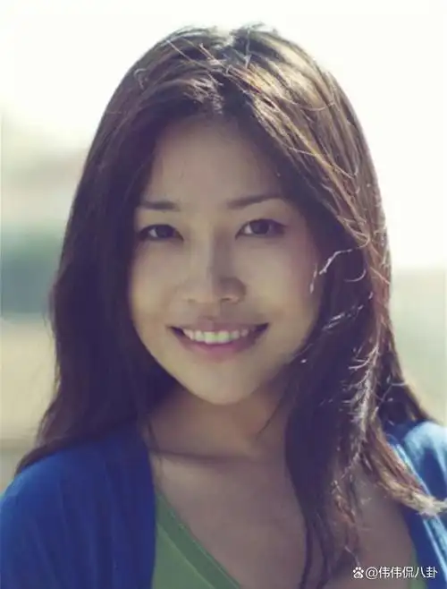 看着父亲张艺谋移情别恋离婚又再婚的张末依旧相信爱情