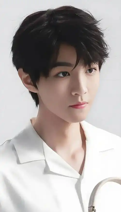 王俊凯《蛟龙行动》寸头造型惊艳全场