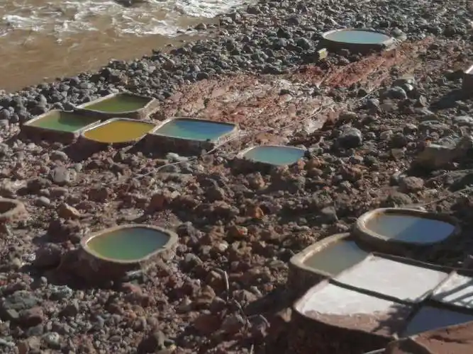 位于江西岸边的盐井卤水池.