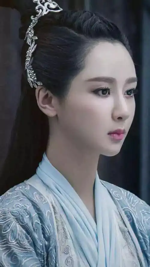 比较低的粗平眉,真的是让杨紫的额头从l直接变成了xl,加上化妆师给她