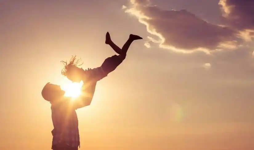 父爱如山重几许?这5张照片把父爱表现的淋漓尽致,感动到了吗?