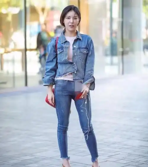 长袖牛仔衣,搭配修身牛仔裤,穿出简约经典的时尚美