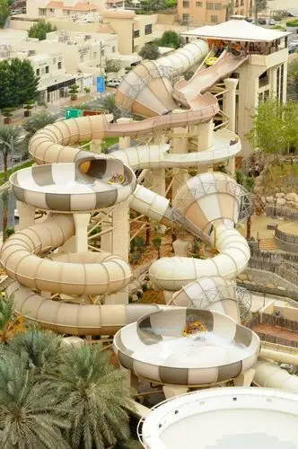 世界上最恐怖的25座滑水道,如果你没有恐高症的话.