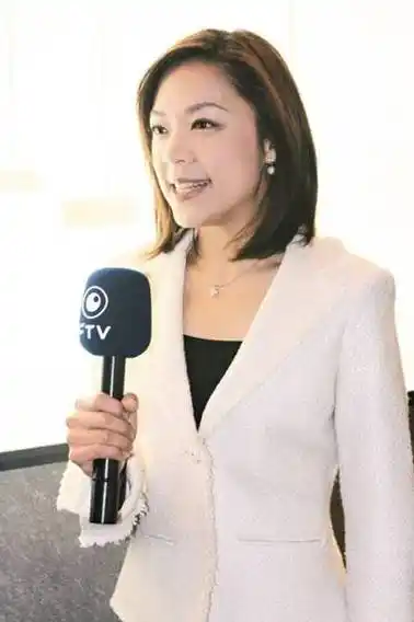 54岁哈林承认恋上40岁女主播 张嘉欣美照曝光