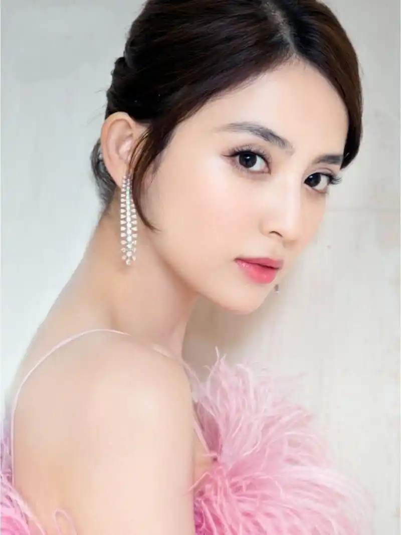 美人图鉴:古力娜扎 皮肤白皙,长相异域风情,身高修长又挺拔.