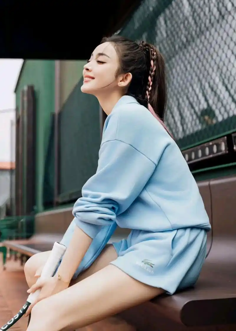 古力娜扎,运动风格的她非常的酷飒,简直就是网球少女.