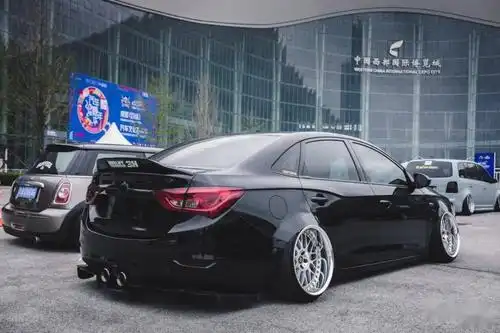 深度黑化的宽体别克英朗这是要做全国最大倾角的节奏