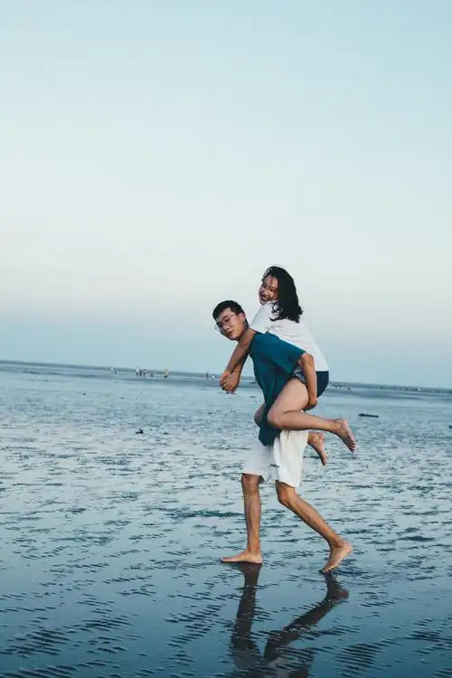 情侣写真第二弹海边一起玩耍呀