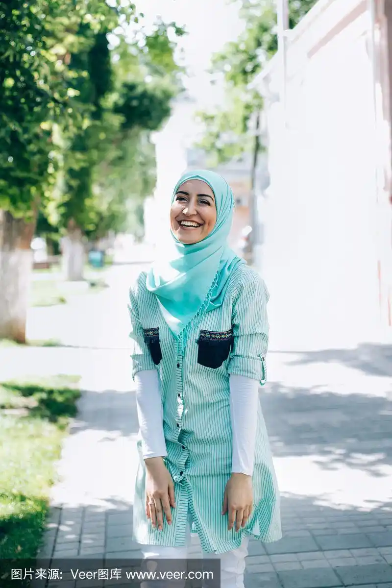 街上年轻漂亮的穆斯林妇女的肖像.