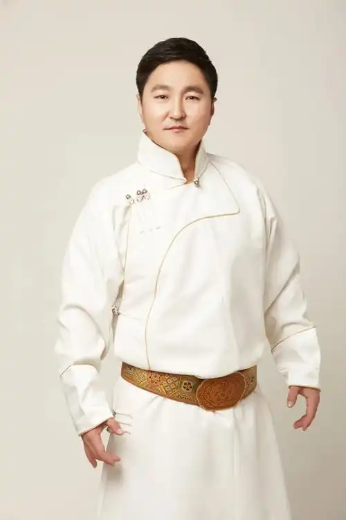 呼斯楞,著名蒙古族青年歌手,曾任内蒙古第一乐团"额尔古纳乐队"的主唱