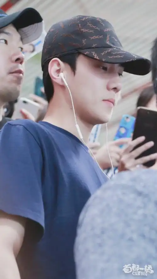 吴世勋水上乐园游玩照##吴世勋水上乐园游客照