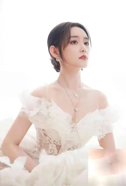 23岁蒋依依写真曝光,饱满有料的女神范儿让人惊叹!