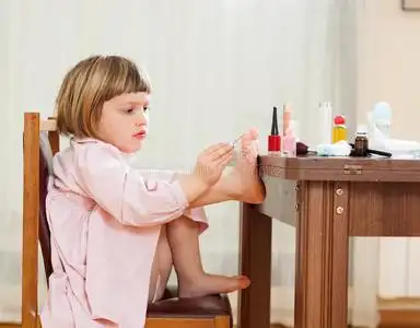 小女孩涂指甲油照片