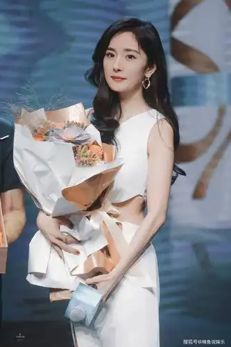 最近,34岁杨幂又营业了,出席某品牌活动,以一袭白裙优雅亮相,站在舞台