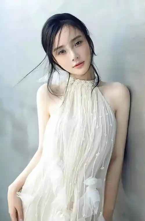 没想到,"做头发"事件才过去6年,李小璐就以"这种姿态"出现