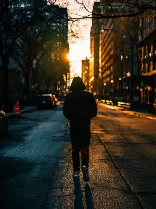 独自在风中凌乱吧,最终还是一个人承受了所有