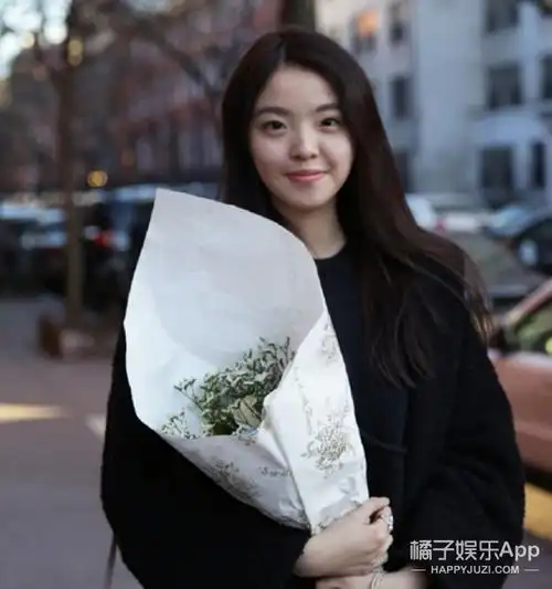 要说王中磊女儿的长相,虽然算不上美女,但是小小的脸配着甜甜的笑容很