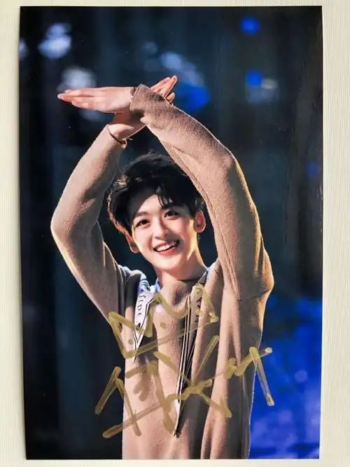 创造营2019何洛洛 亲笔签名