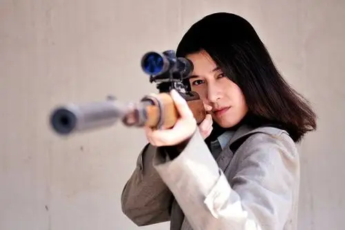 陈春雪(甄锡 饰)手握狙击枪