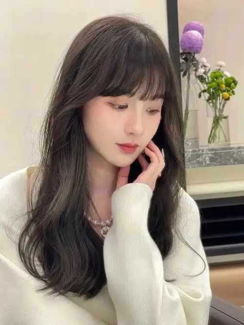 法式刘海搭配气垫烫发自然蓬松让发量感倍