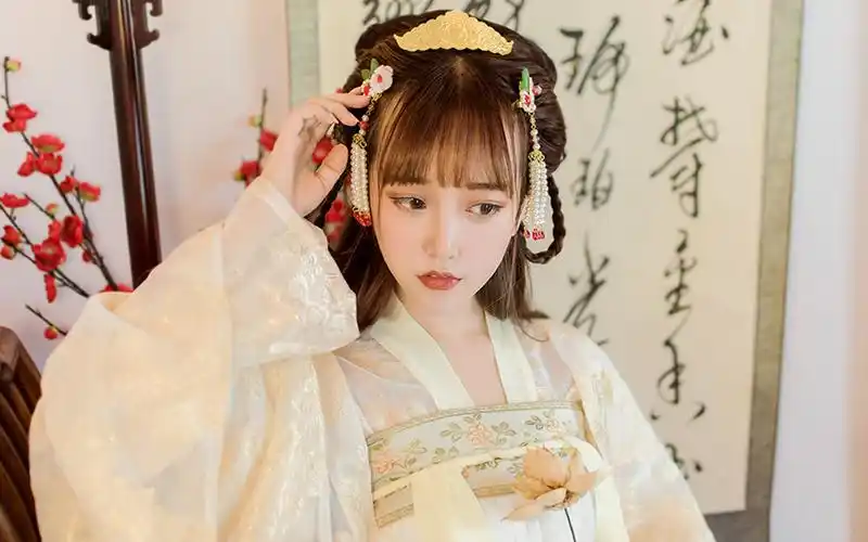 温文尔雅的古装美女
