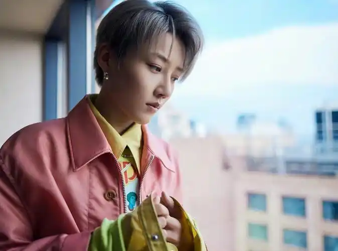 刘雨昕秋日潮流大片银灰色发型超级百搭保暖时尚的粉色夹克